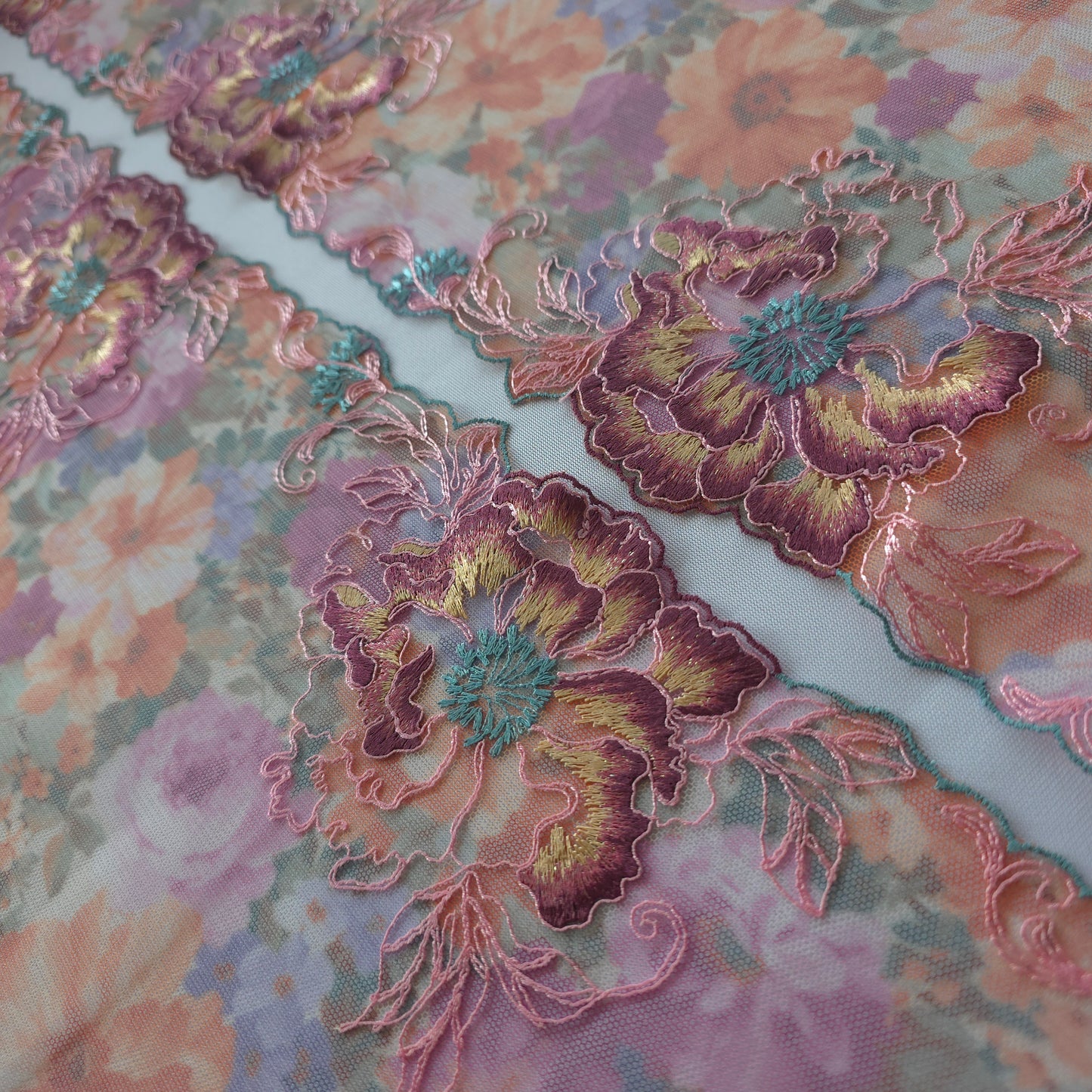 2026-65 tule kant met bloemenprint in oranje en paars tinten voorzien van borduursel met grote bloemen met iriserend lurex draad