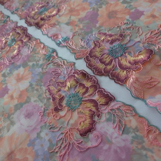2026-65 tule kant met bloemenprint in oranje en paars tinten voorzien van borduursel met grote bloemen met iriserend lurex draad