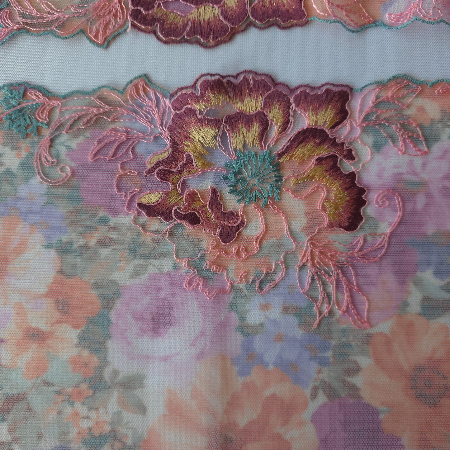 2026-65 tule kant met bloemenprint in oranje en paars tinten voorzien van borduursel met grote bloemen met iriserend lurex draad