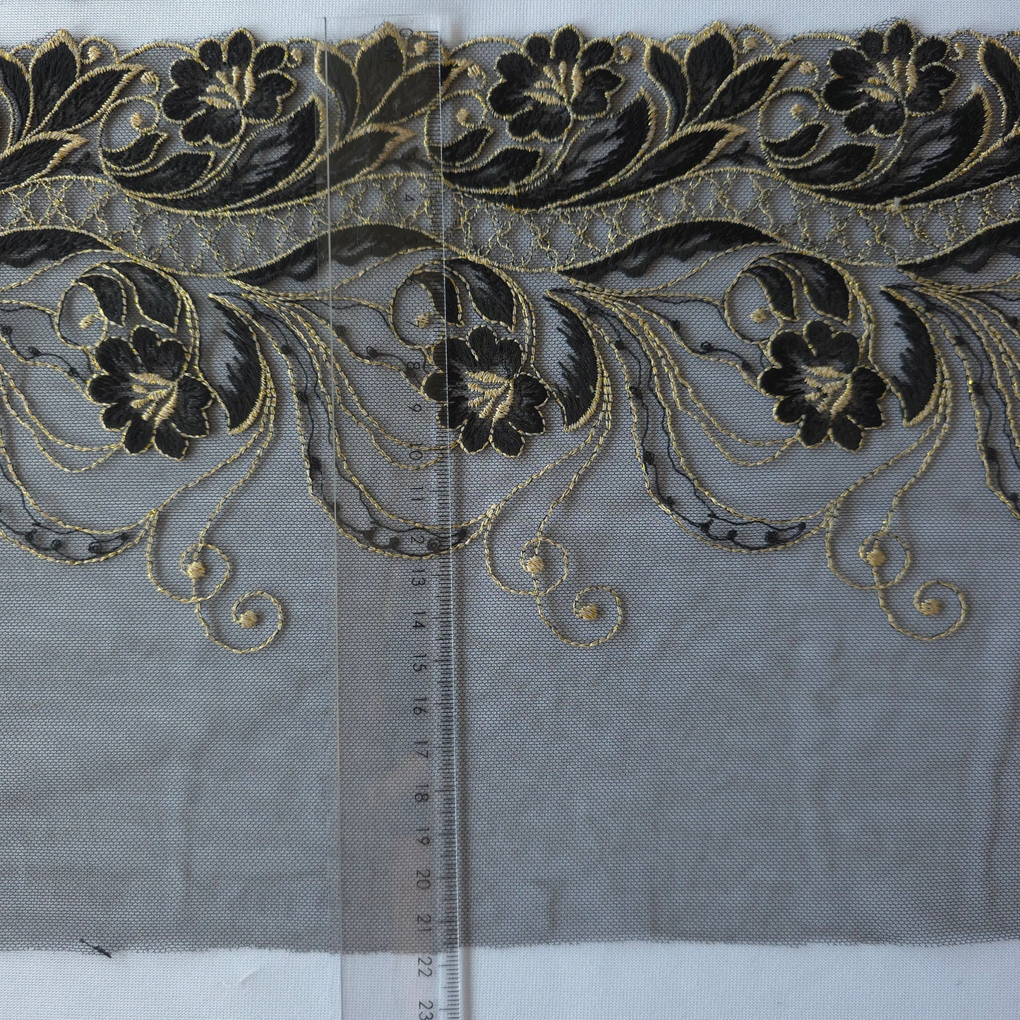 2026-66 zwart tule kant met geborduurde bloemen voorzien van goudkleurig lurex draad