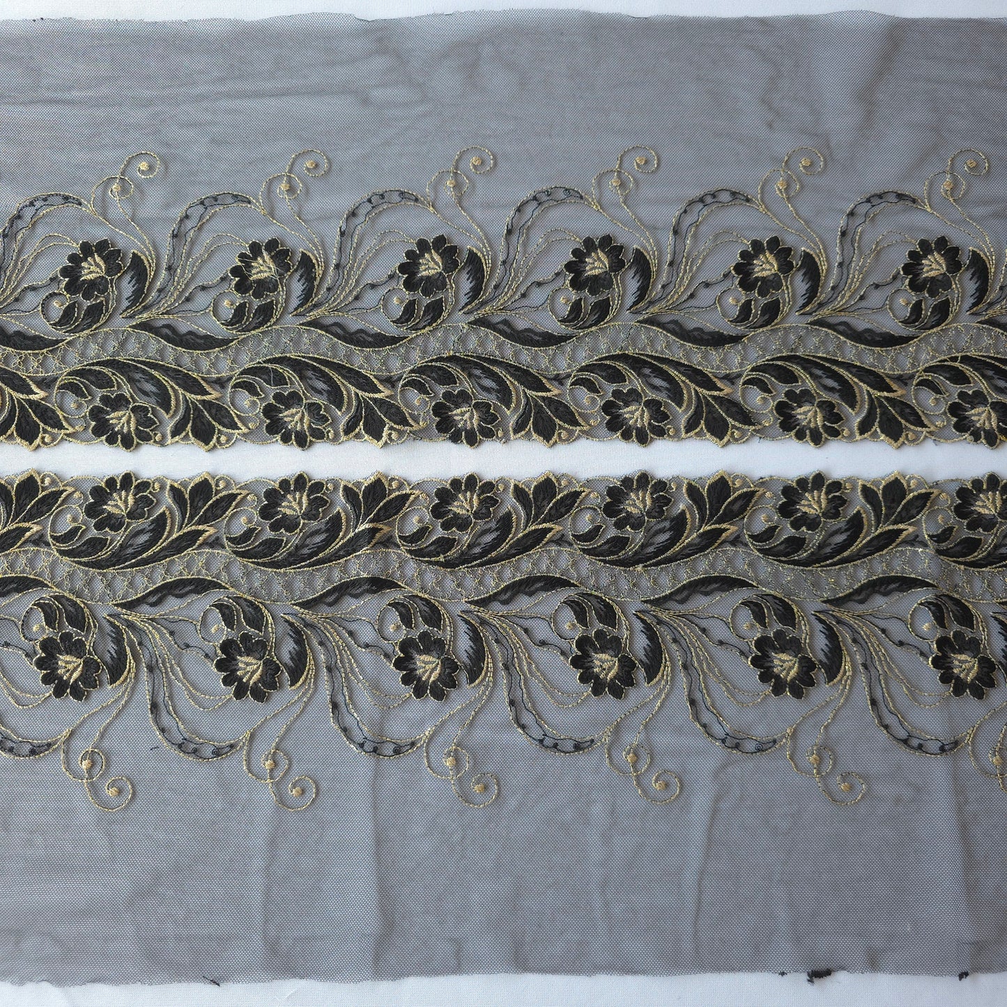 2026-66 zwart tule kant met geborduurde bloemen voorzien van goudkleurig lurex draad