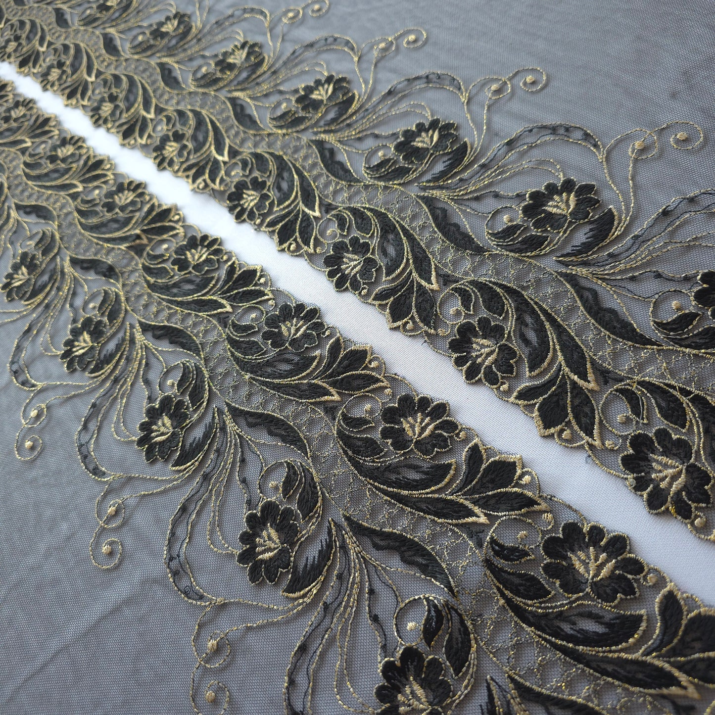 2026-66 zwart tule kant met geborduurde bloemen voorzien van goudkleurig lurex draad