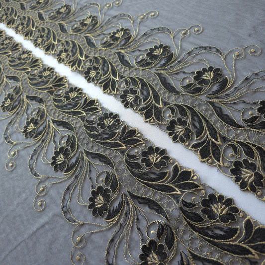 2026-66 zwart tule kant met geborduurde bloemen voorzien van goudkleurig lurex draad