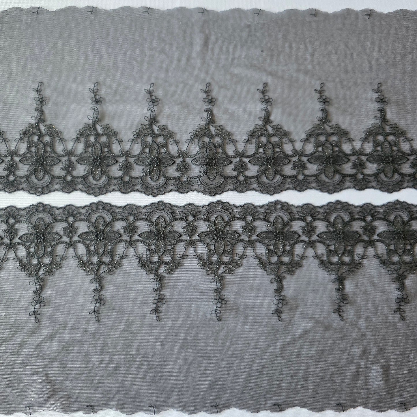 2026-67 zwart tule kant met gotisch borduursel voorzien van zwart lurex draad