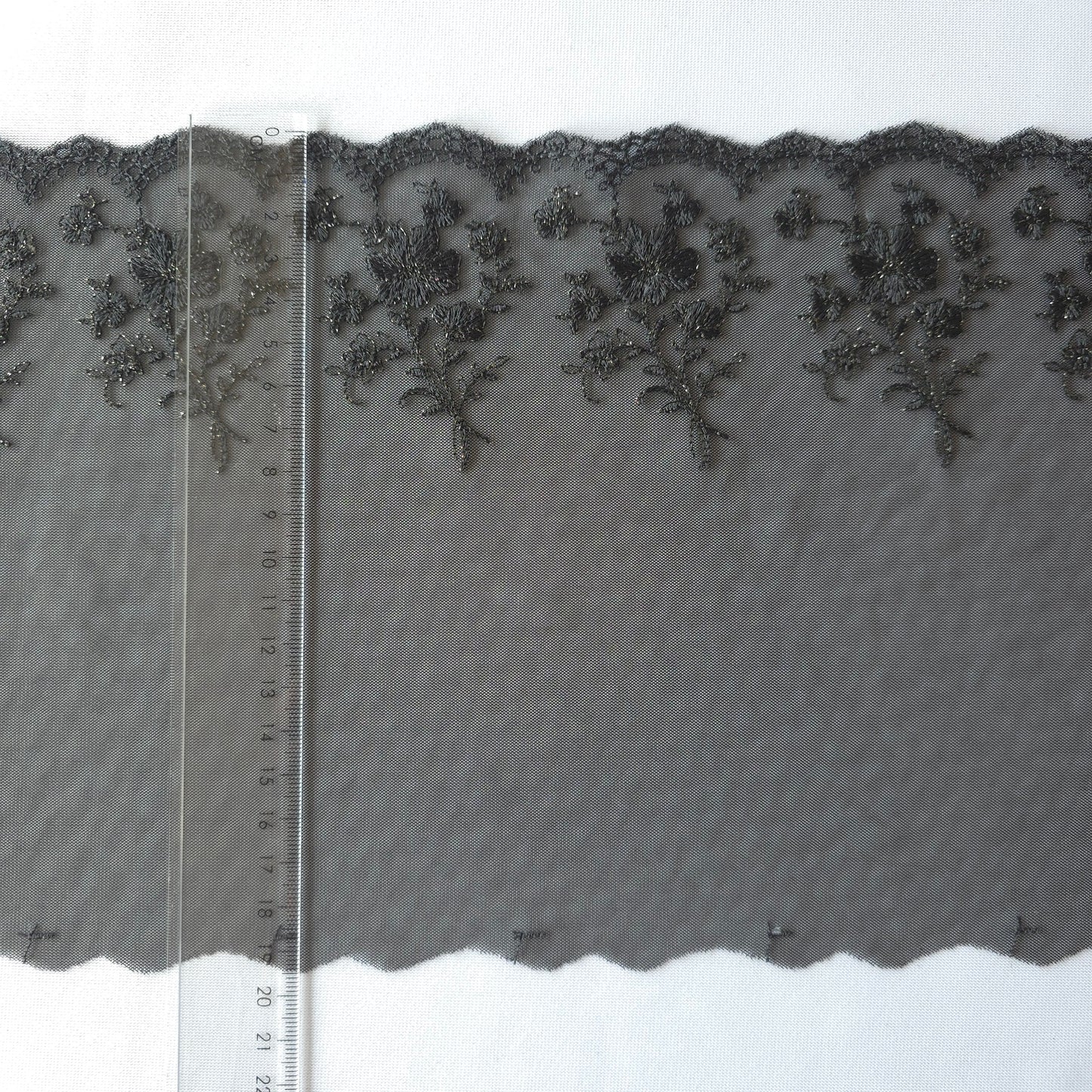 2026-78 zwart tule kant met geborduurde bloemen zilvergrijs lurex draad