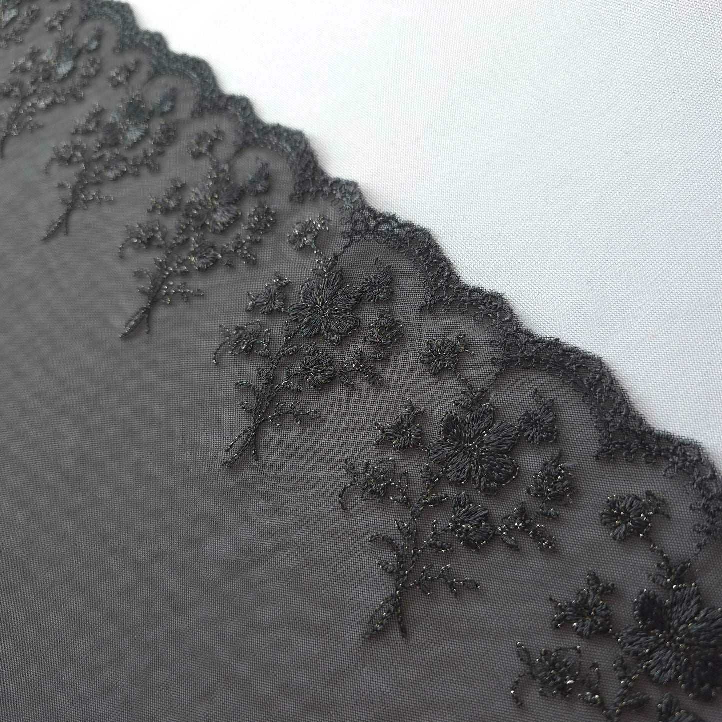 2026-78 zwart tule kant met geborduurde bloemen zilvergrijs lurex draad