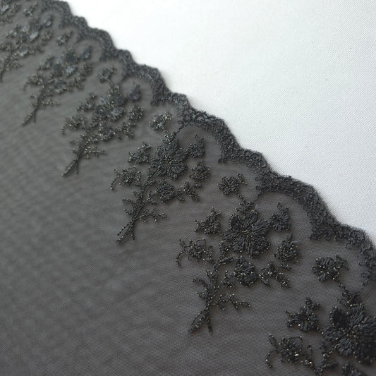 2026-78 zwart tule kant met geborduurde bloemen zilvergrijs lurex draad