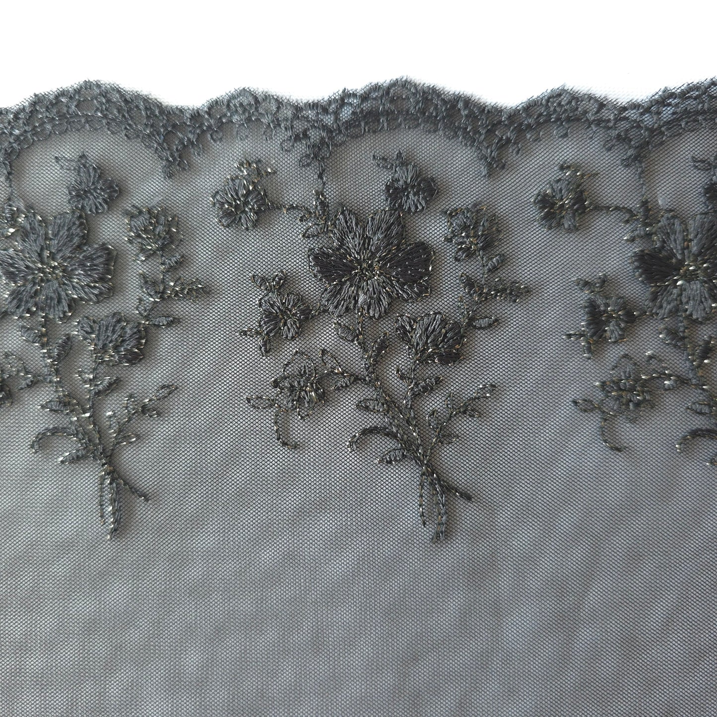 2026-78 zwart tule kant met geborduurde bloemen zilvergrijs lurex draad