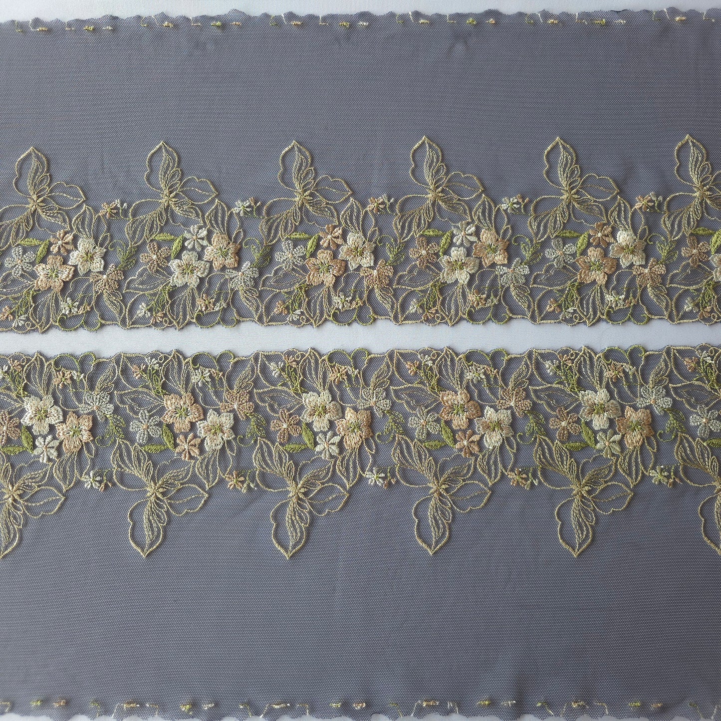 2026-69 donkerblauw tule kant met bloemen in taupe en oud roze