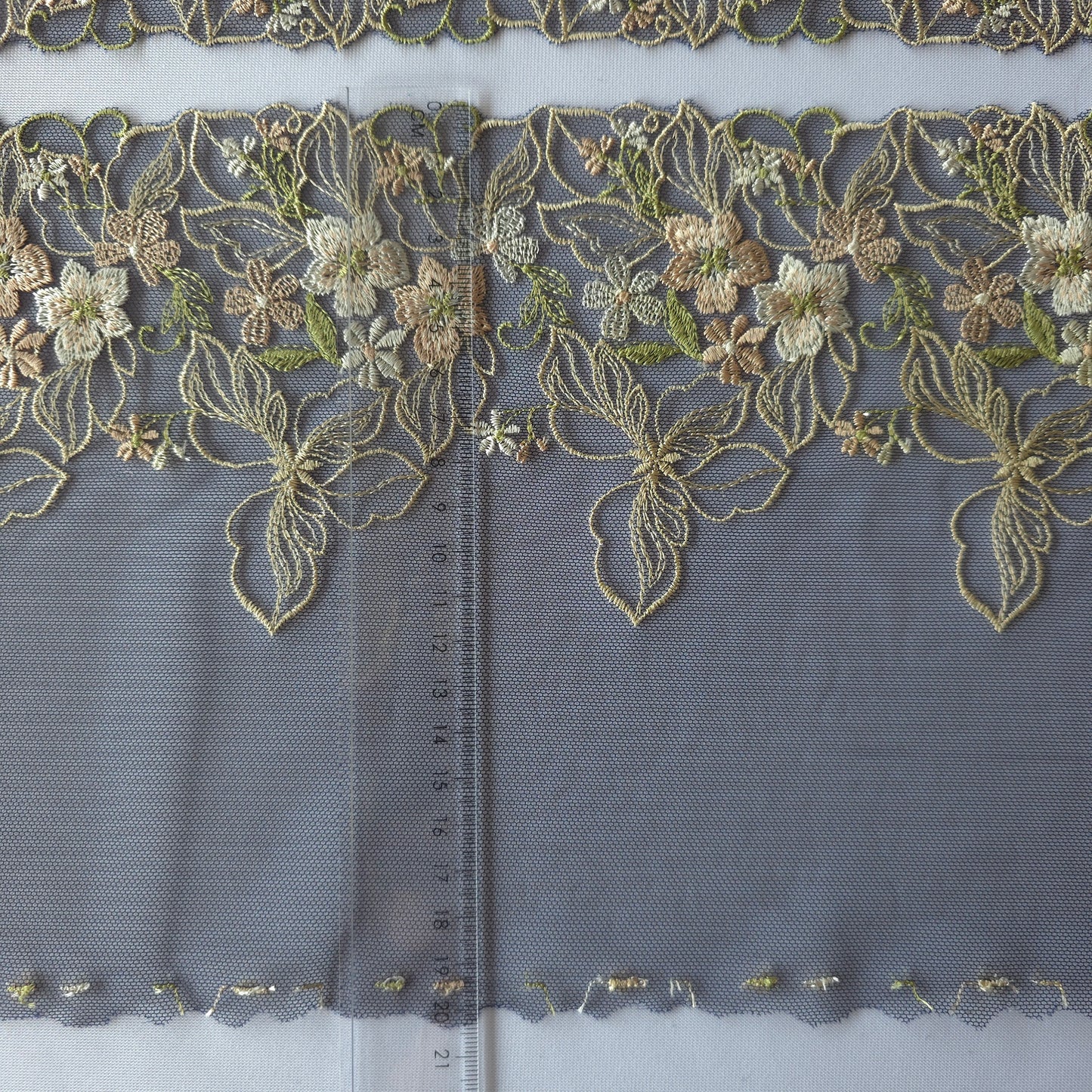 2026-69 donkerblauw tule kant met bloemen in taupe en oud roze