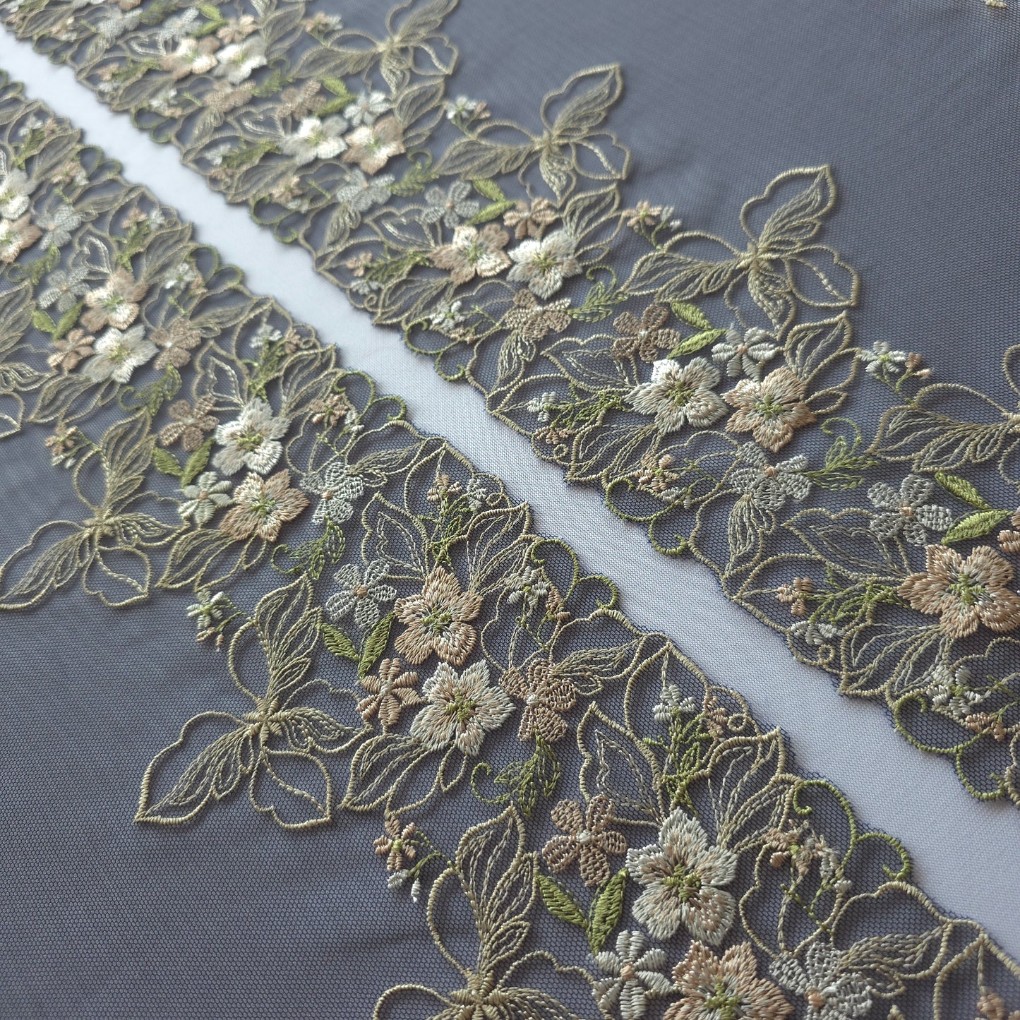 2026-69 donkerblauw tule kant met bloemen in taupe en oud roze