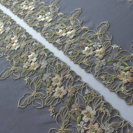 2026-69 donkerblauw tule kant met bloemen in taupe en oud roze