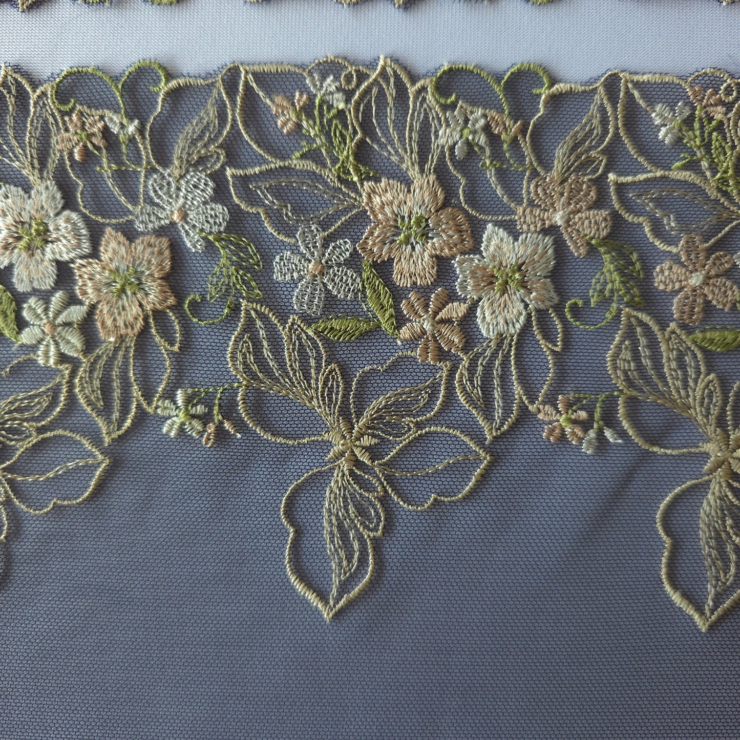 2026-69 donkerblauw tule kant met bloemen in taupe en oud roze