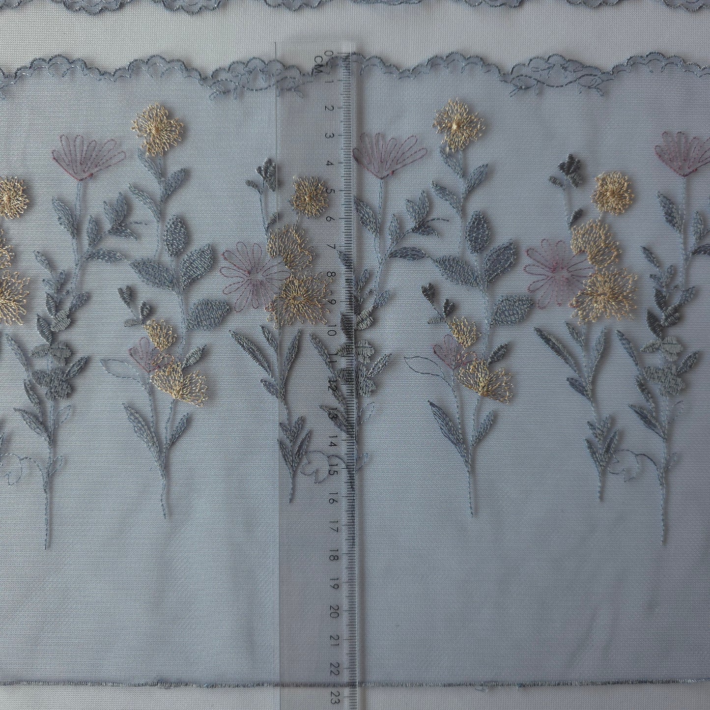 2026-71 grijsblauw tule kant met veldbloemen voorzien van rose goud lurex draad