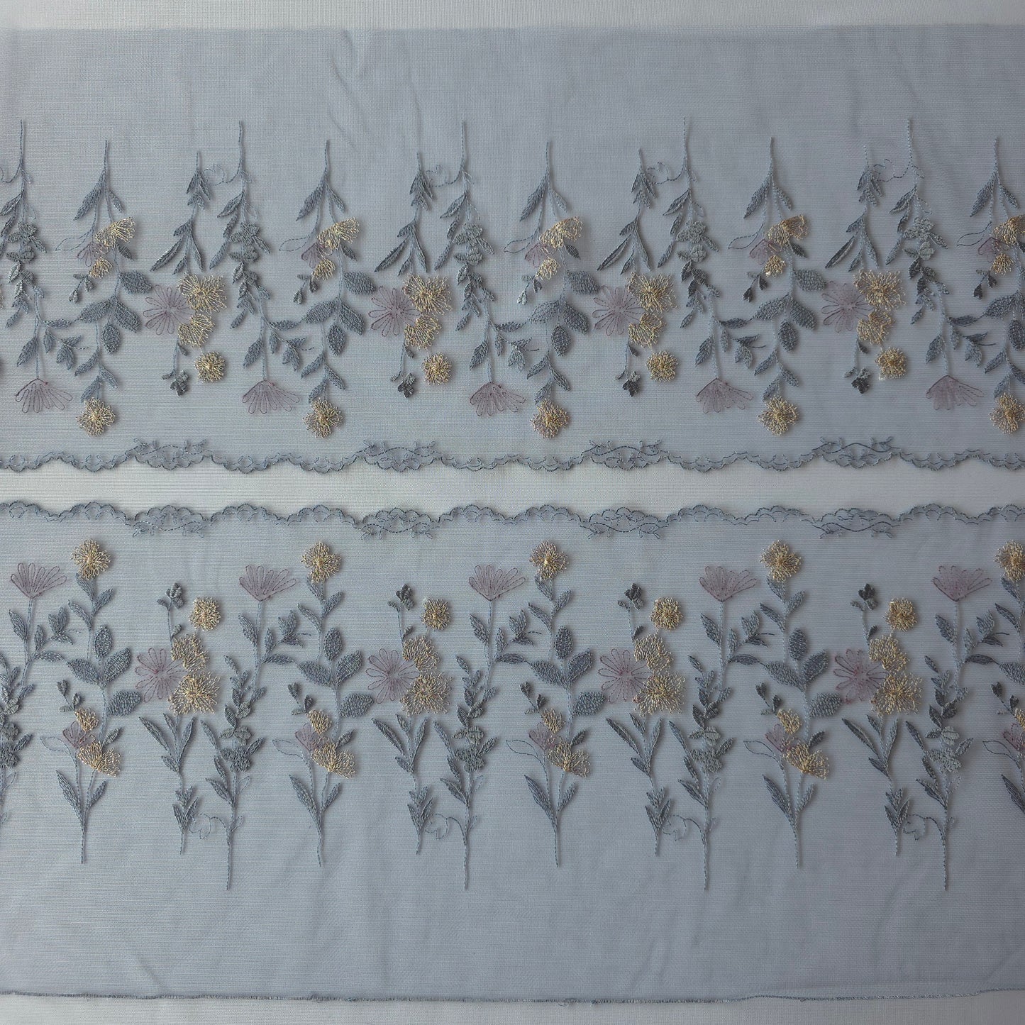 2026-71 grijsblauw tule kant met veldbloemen voorzien van rose goud lurex draad