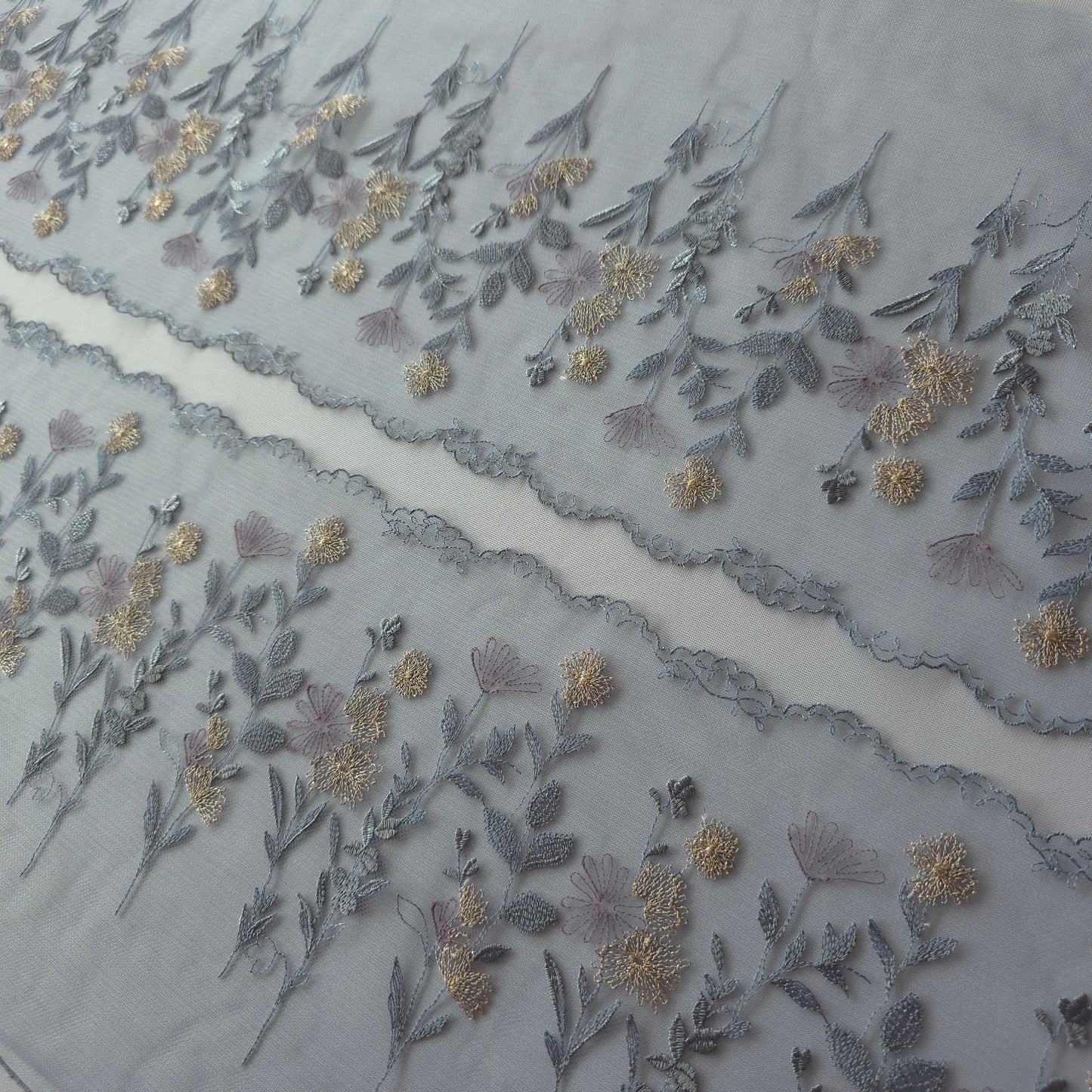 2026-71 grijsblauw tule kant met veldbloemen voorzien van rose goud lurex draad