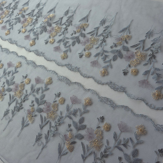 2026-71 grijsblauw tule kant met veldbloemen voorzien van rose goud lurex draad