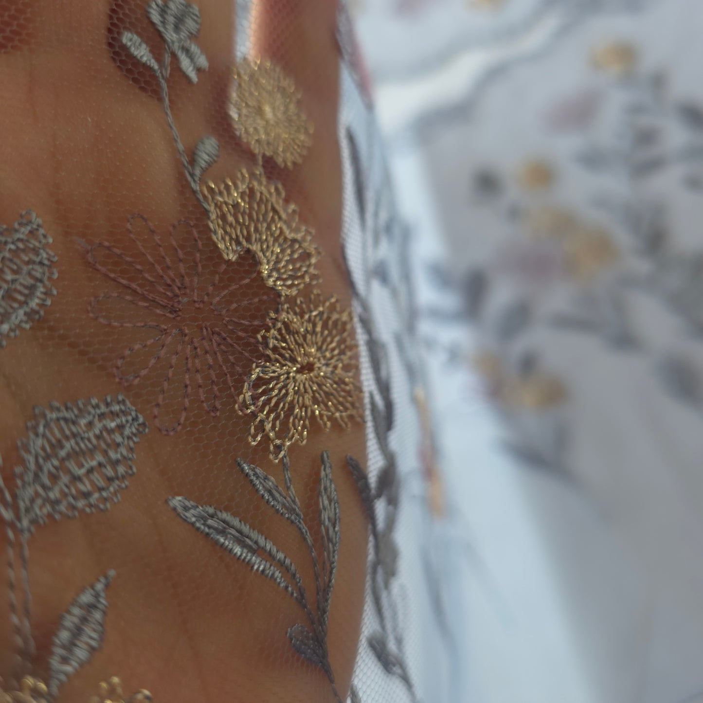 2026-71 grijsblauw tule kant met veldbloemen voorzien van rose goud lurex draad