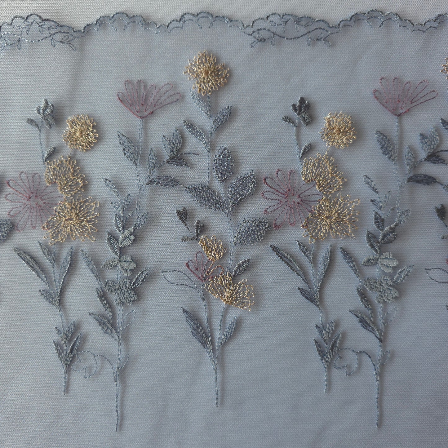 2026-71 grijsblauw tule kant met veldbloemen voorzien van rose goud lurex draad