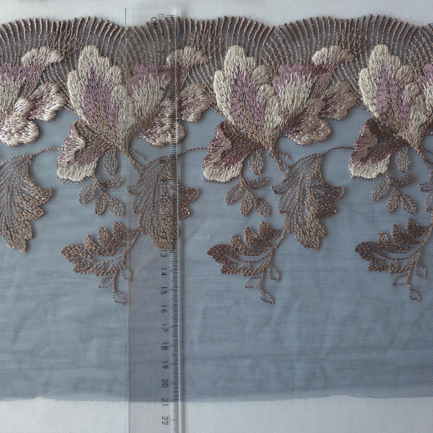 2026-72 Grijsblauw tule kant met geborduurde bloemen in mauve en taupe