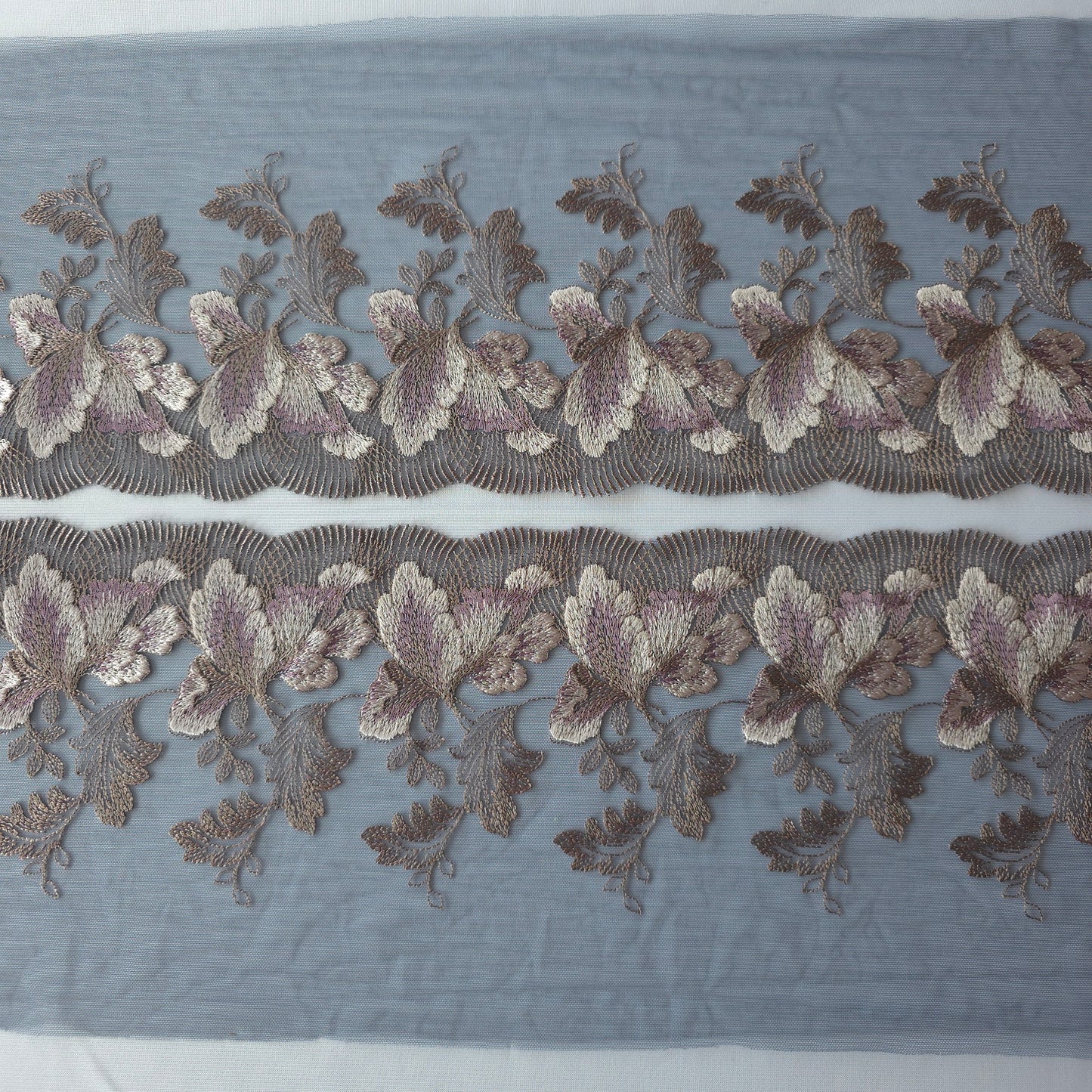 2026-72 Grijsblauw tule kant met geborduurde bloemen in mauve en taupe