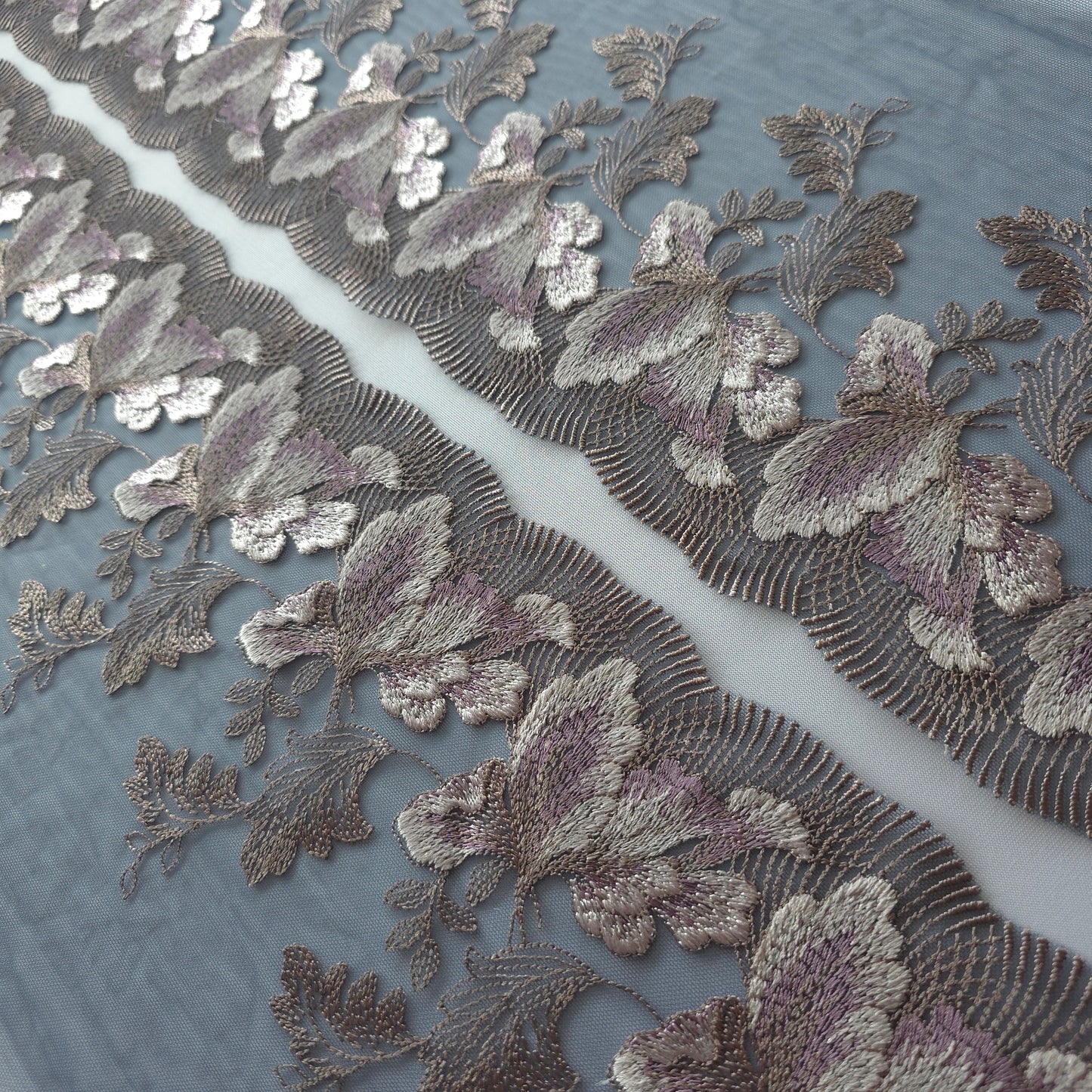 2026-72 Grijsblauw tule kant met geborduurde bloemen in mauve en taupe