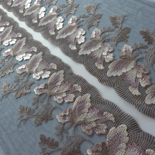 2026-72 Grijsblauw tule kant met geborduurde bloemen in mauve en taupe