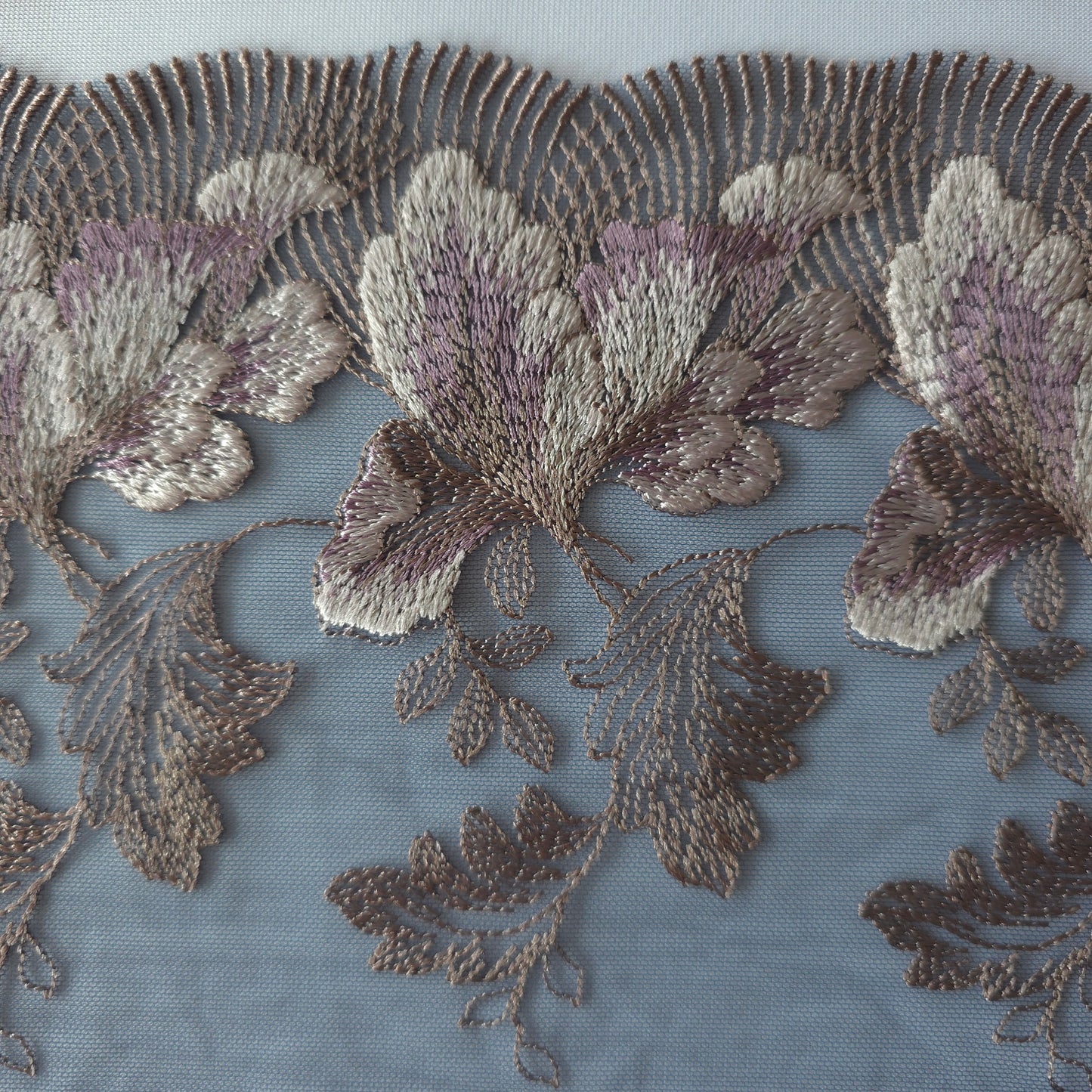 2026-72 Grijsblauw tule kant met geborduurde bloemen in mauve en taupe
