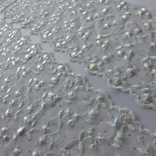 2026-73 zilvergrijs tule kant met iriserende polkadotjes van folie