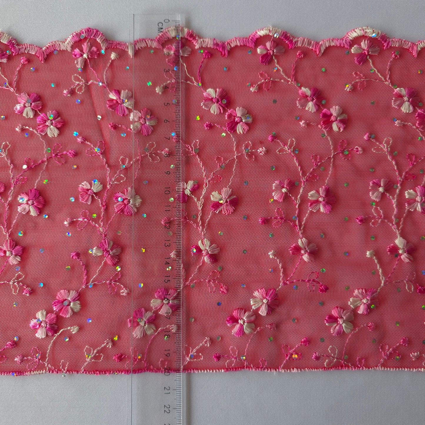 2026-79 rood tule kant bloemetjes in roze en wit met iriserende polkadotjes van folie
