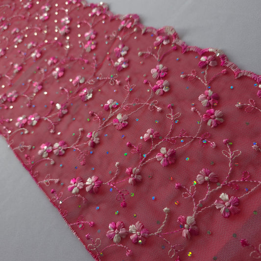 2026-79 rood tule kant bloemetjes in roze en wit met iriserende polkadotjes van folie