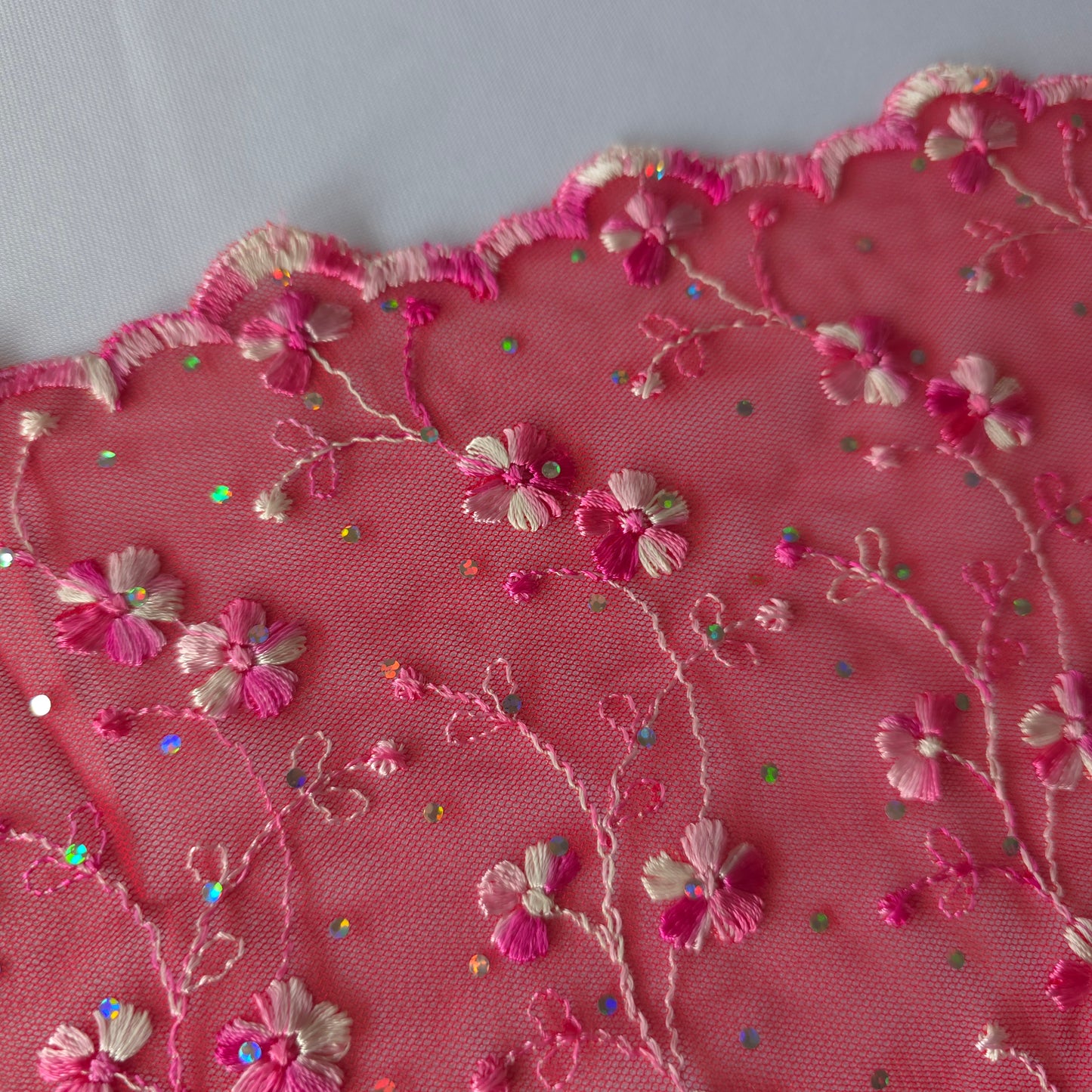 2026-79 rood tule kant bloemetjes in roze en wit met iriserende polkadotjes van folie