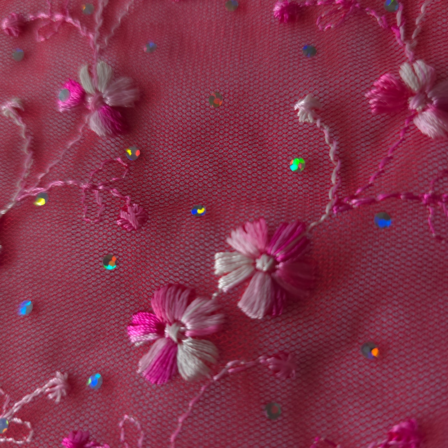 2026-79 rood tule kant bloemetjes in roze en wit met iriserende polkadotjes van folie