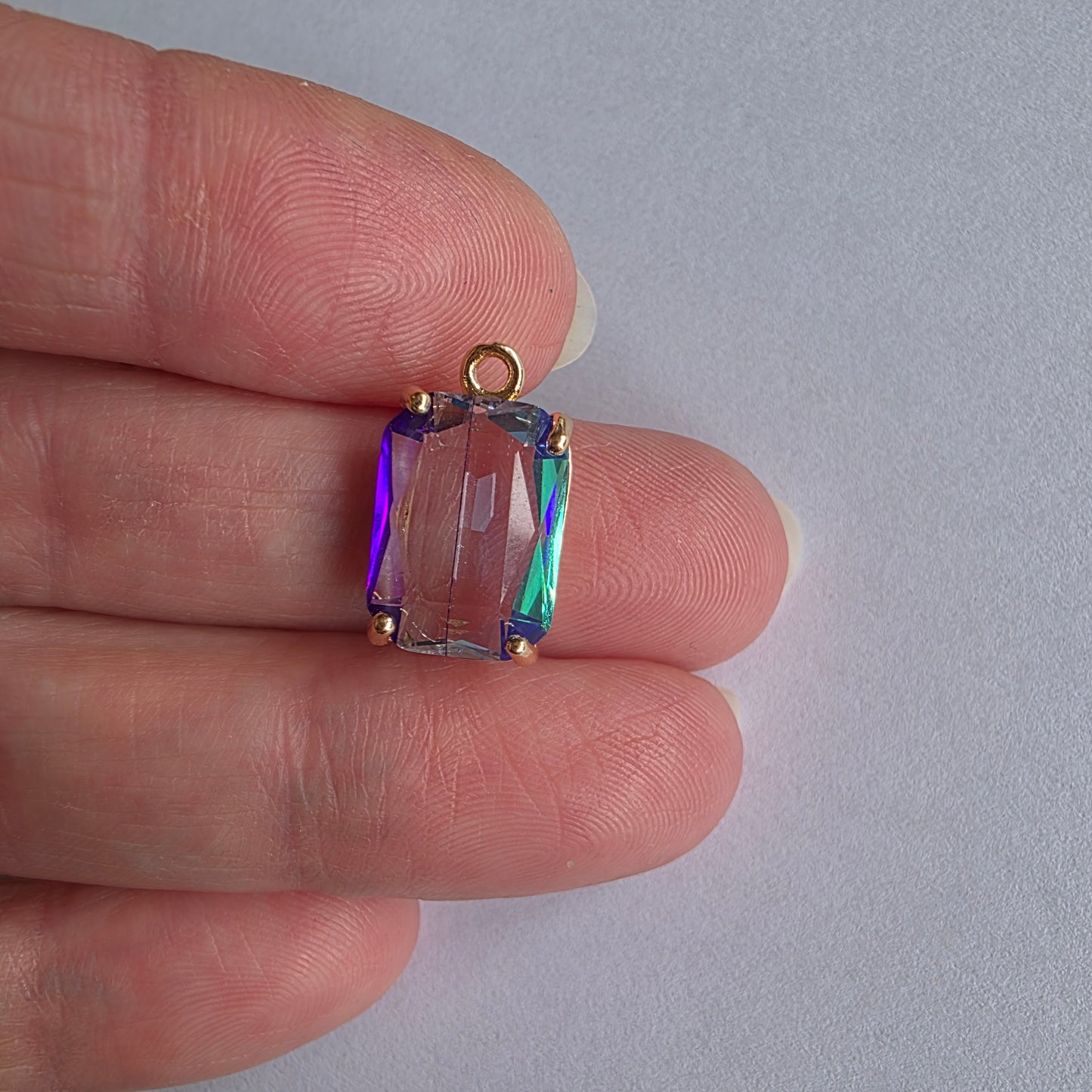 met 18k vergulde bedeltjes met rechthoekige, iriserende zirconia in verschillende kleuren