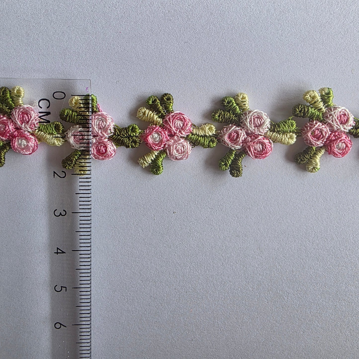 Guipure kantje met bloemetjes in roze en groen tinten