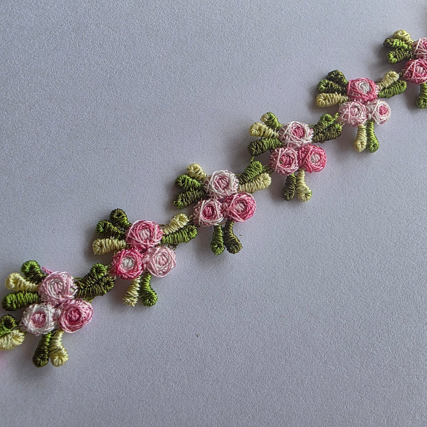 Guipure kantje met bloemetjes in roze en groen tinten