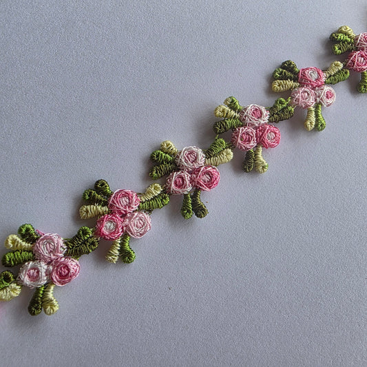 Guipure kantje met bloemetjes in roze en groen tinten
