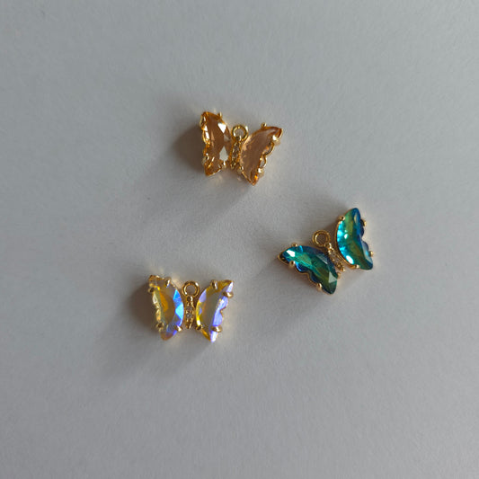 Goudkleurige vlinder-bedeltjes met lichtroze zirconia + ingelegde zirconiatjes in het lijfje in verschillende kleuren