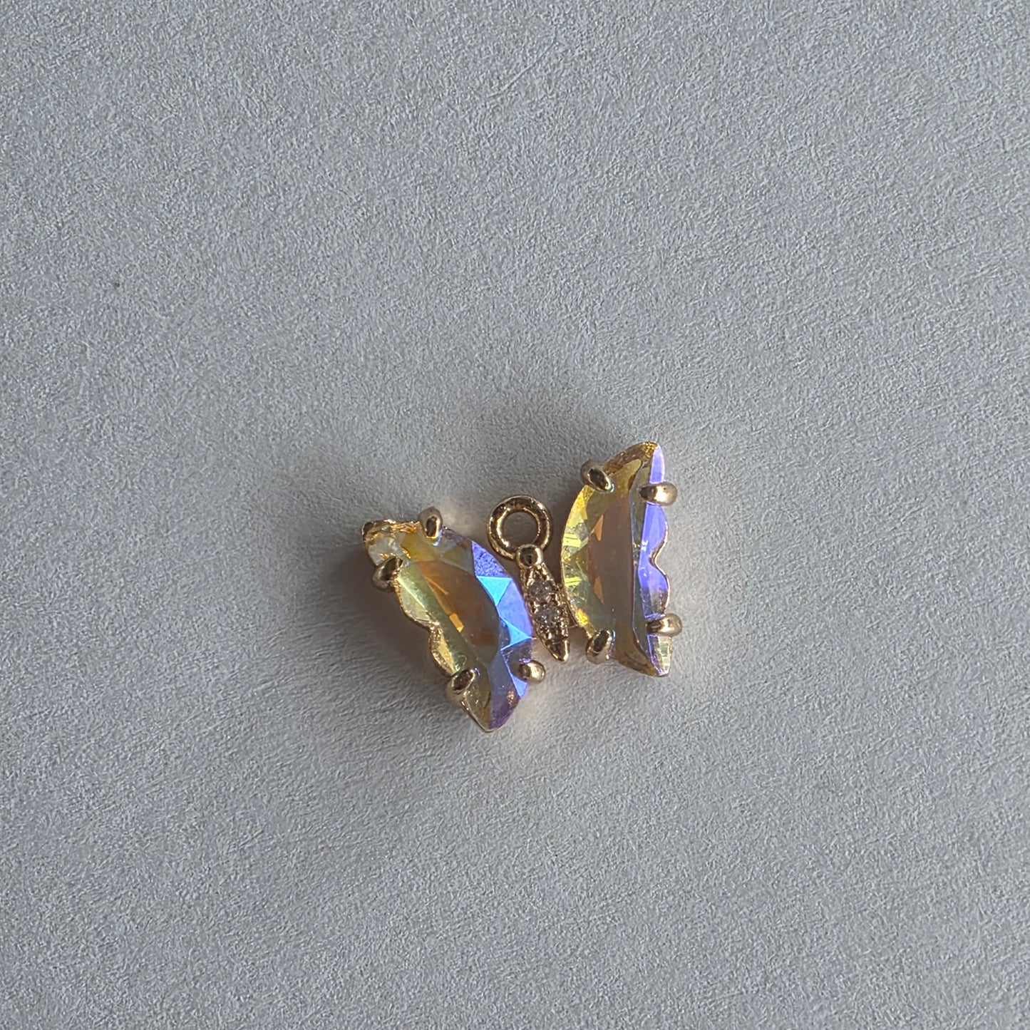 Goudkleurige vlinder-bedeltjes met lichtroze zirconia + ingelegde zirconiatjes in het lijfje in verschillende kleuren