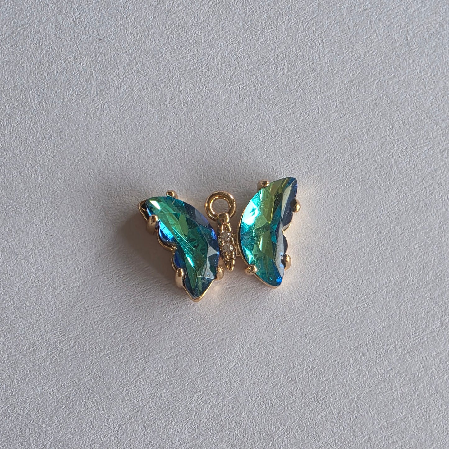 Goudkleurige vlinder-bedeltjes met lichtroze zirconia + ingelegde zirconiatjes in het lijfje in verschillende kleuren