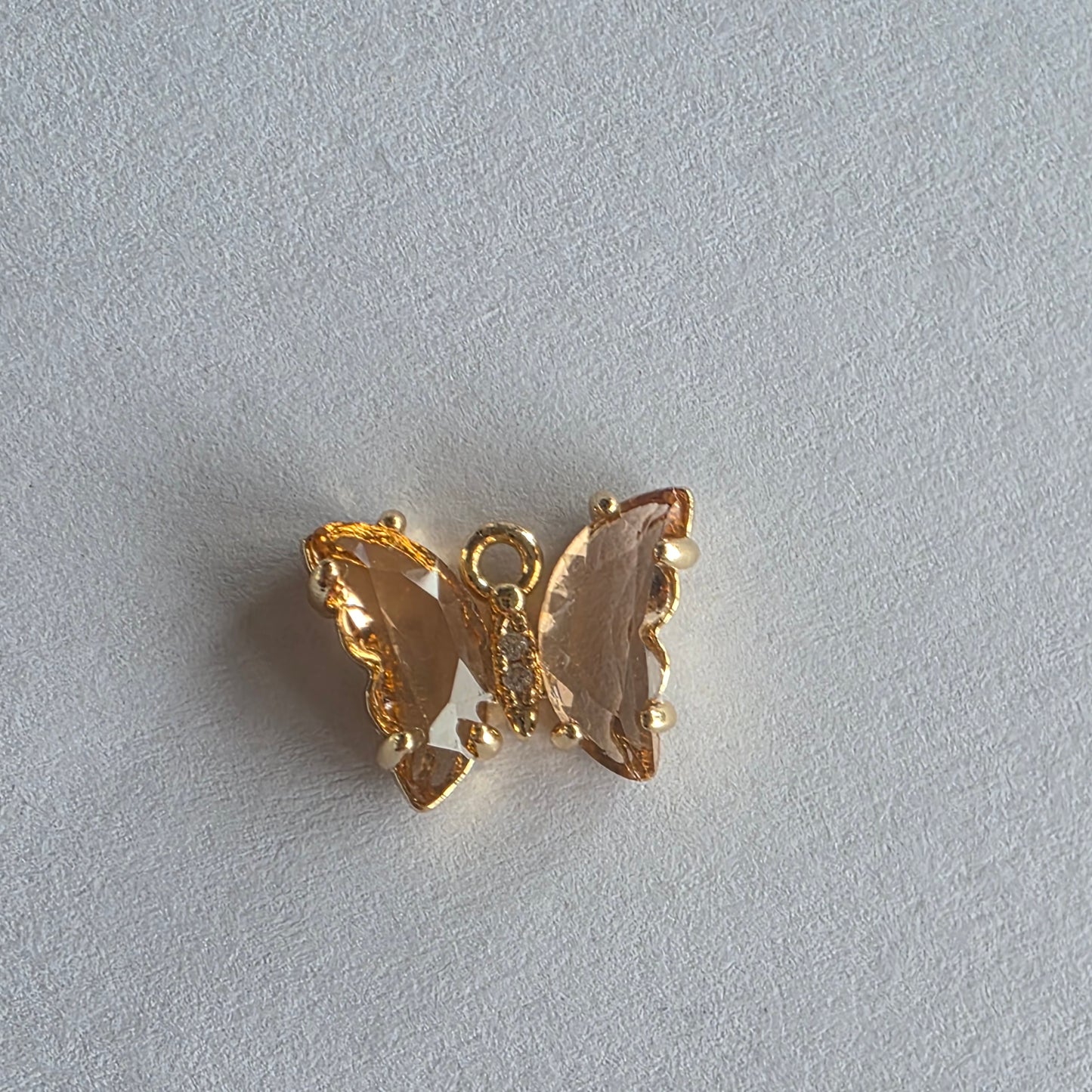 Goudkleurige vlinder-bedeltjes met lichtroze zirconia + ingelegde zirconiatjes in het lijfje in verschillende kleuren