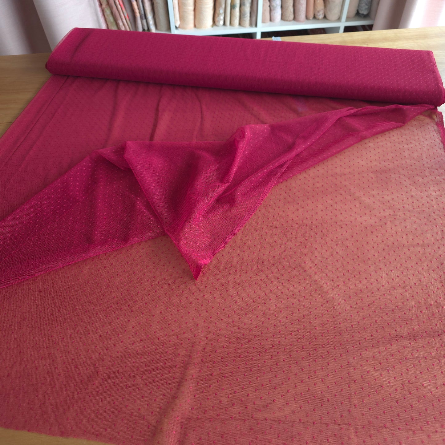 kersenrood tule met ingeweven polka dotje