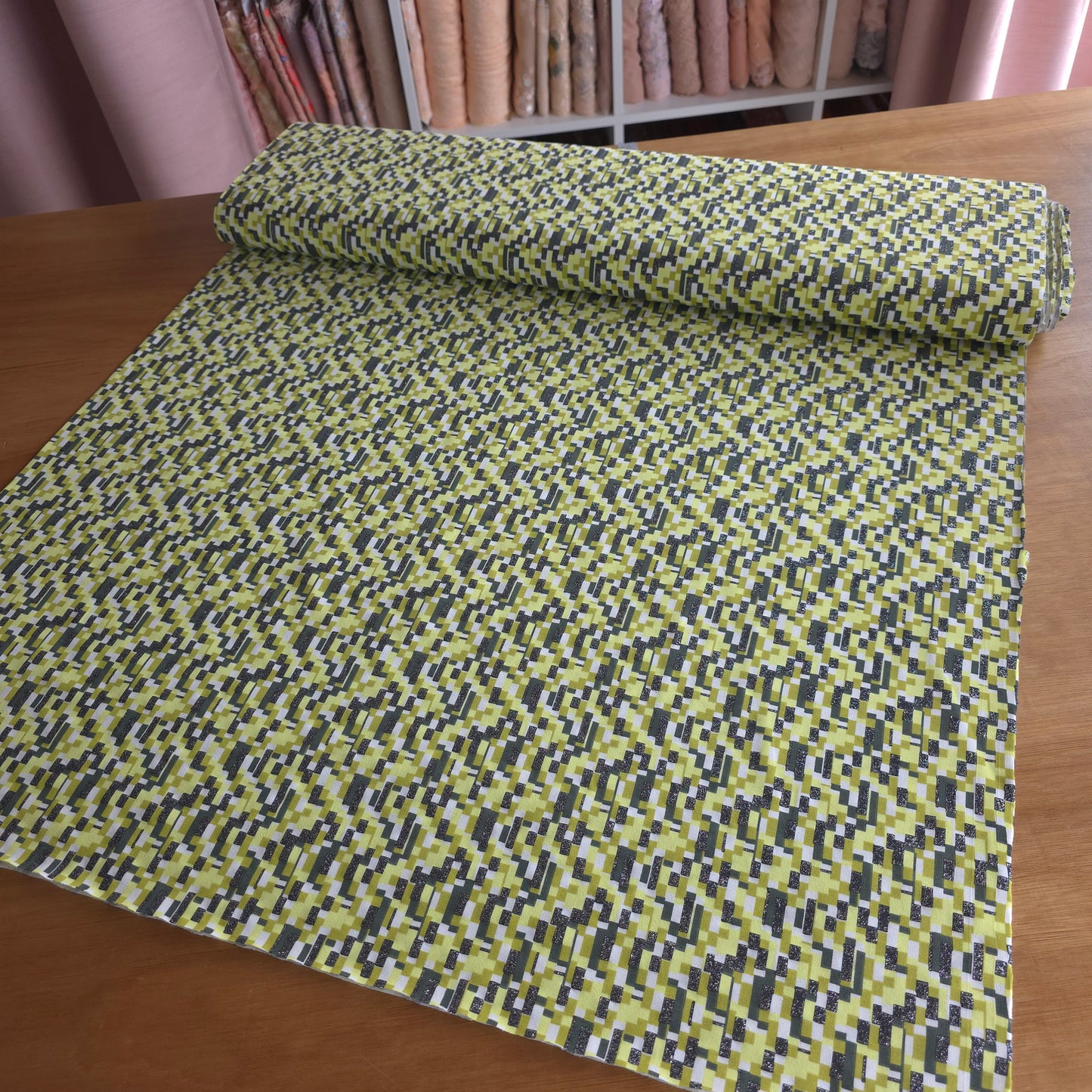 katoen tricot/jersey met geometrisch design in groentinten, voorzien van zilverkleurig glittertje