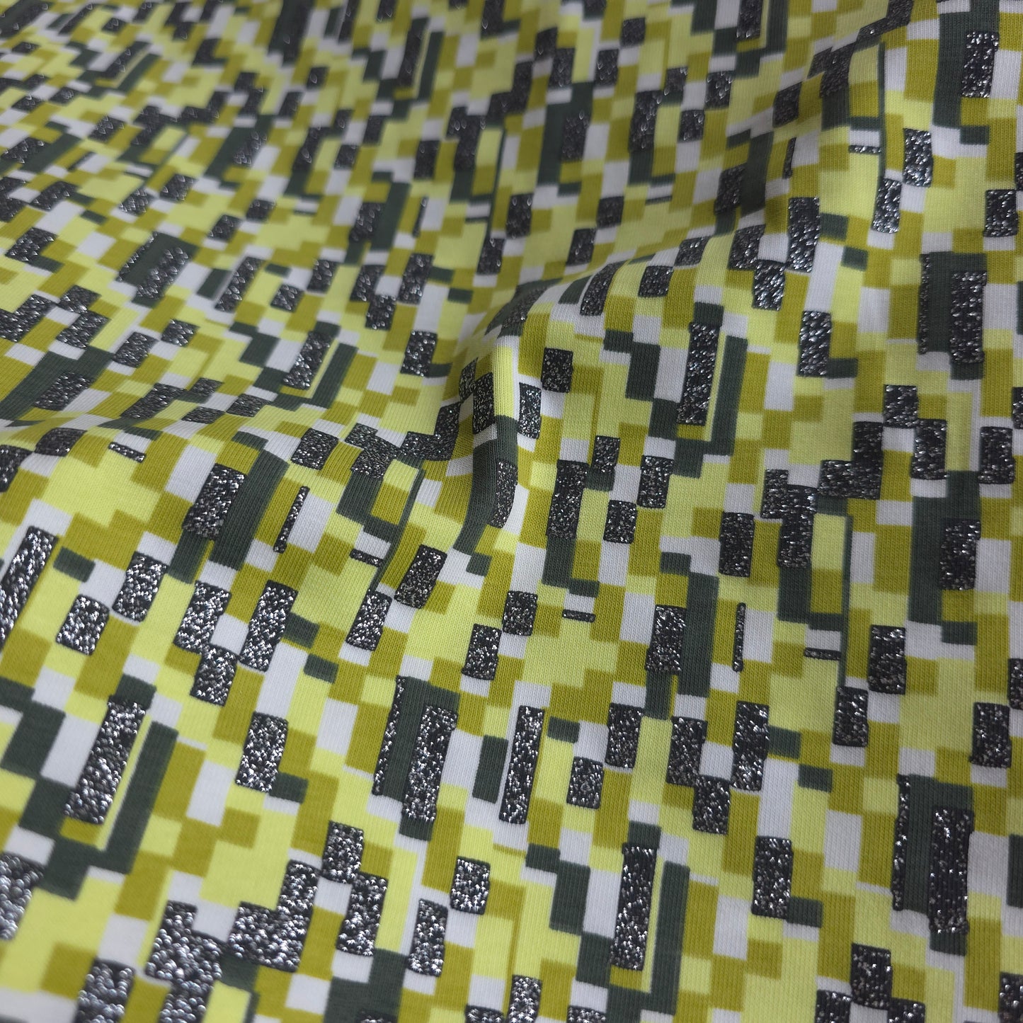 katoen tricot/jersey met geometrisch design in groentinten, voorzien van zilverkleurig glittertje