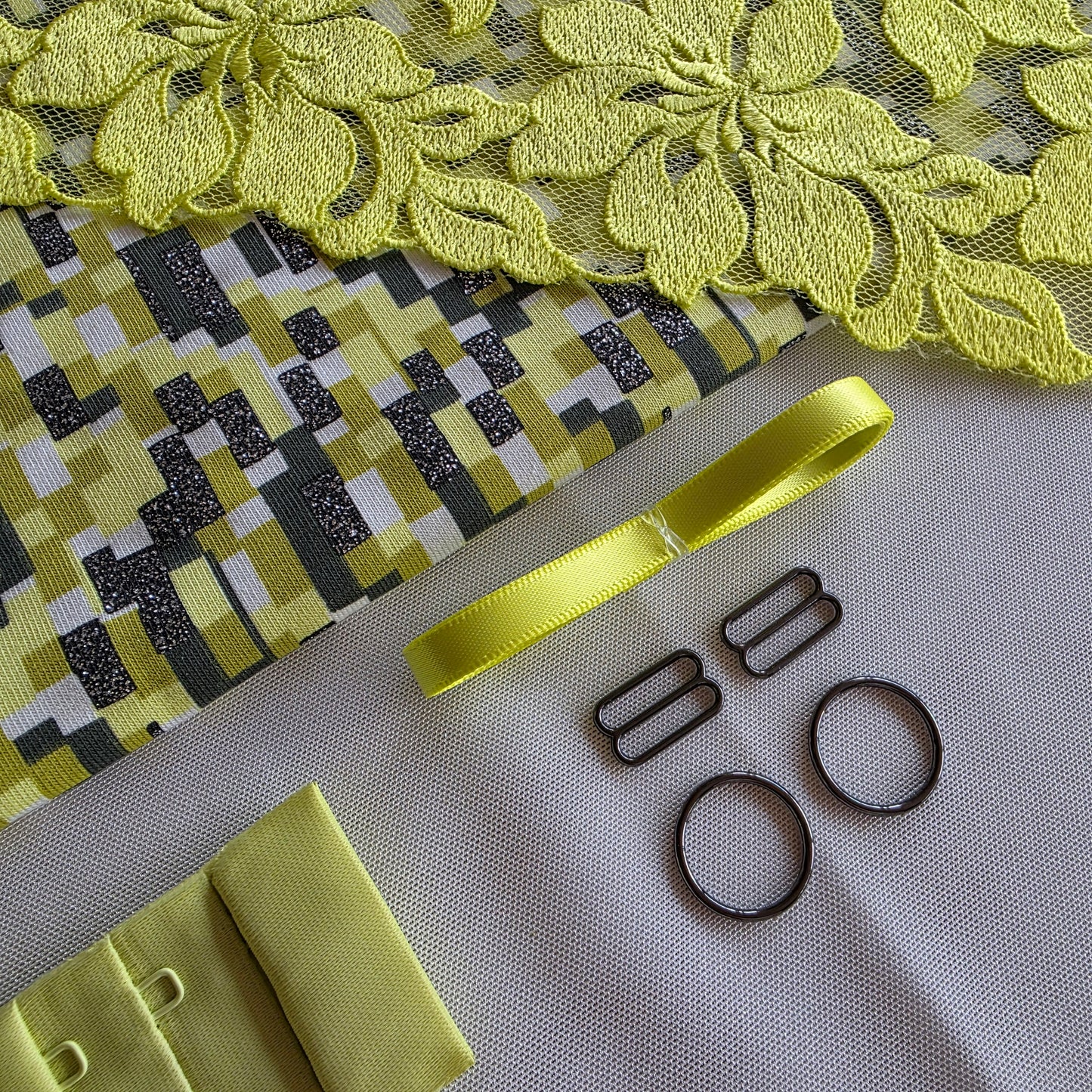 Lingerie kit "Lime Glitch" met katoenjersey