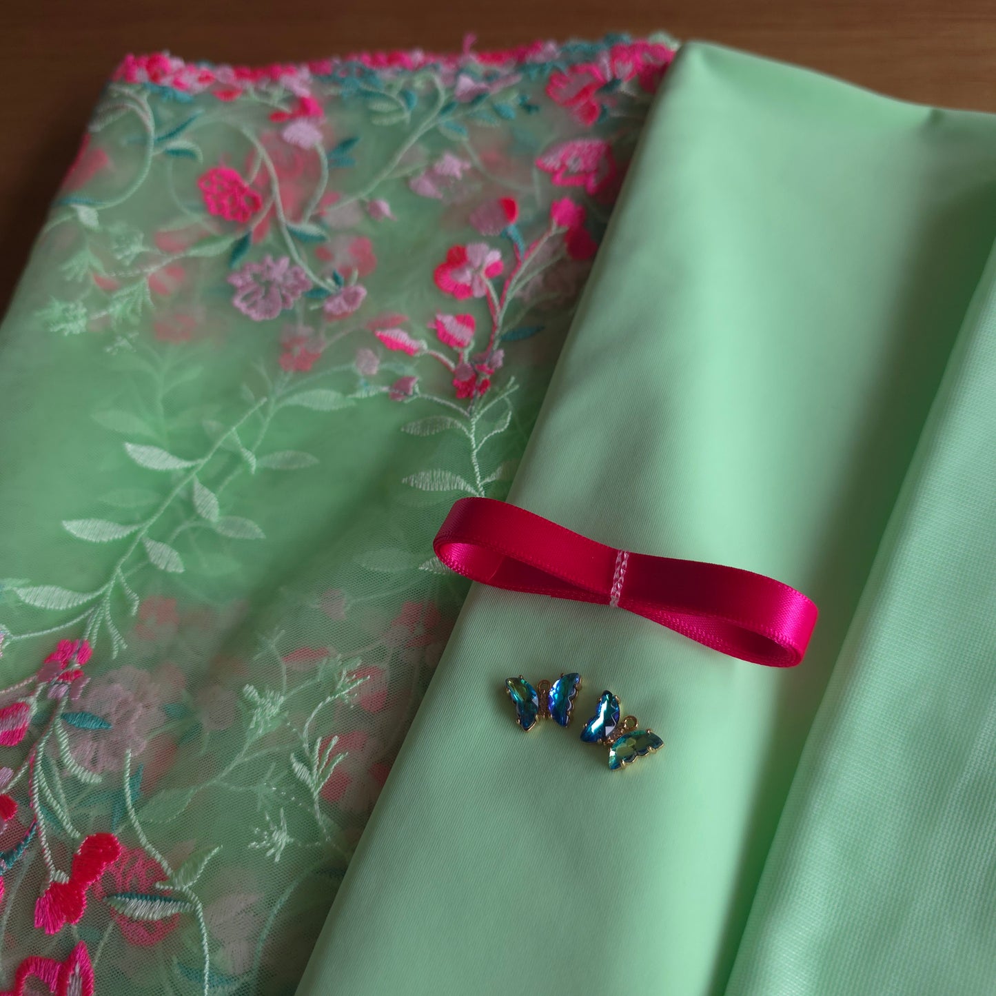 Extra goed gevulde lingerie kit "neon satisfaction"