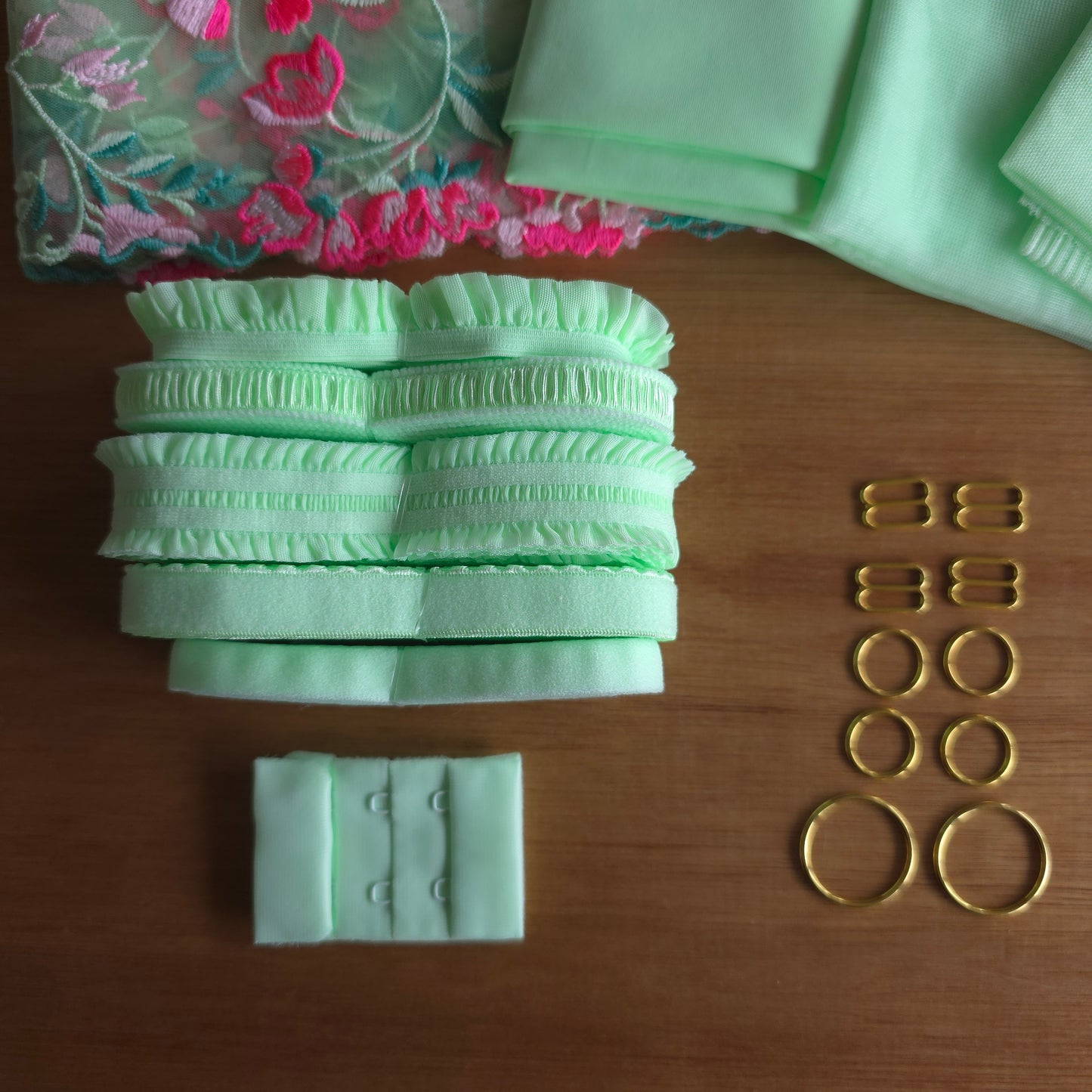 Extra goed gevulde lingerie kit "neon satisfaction"