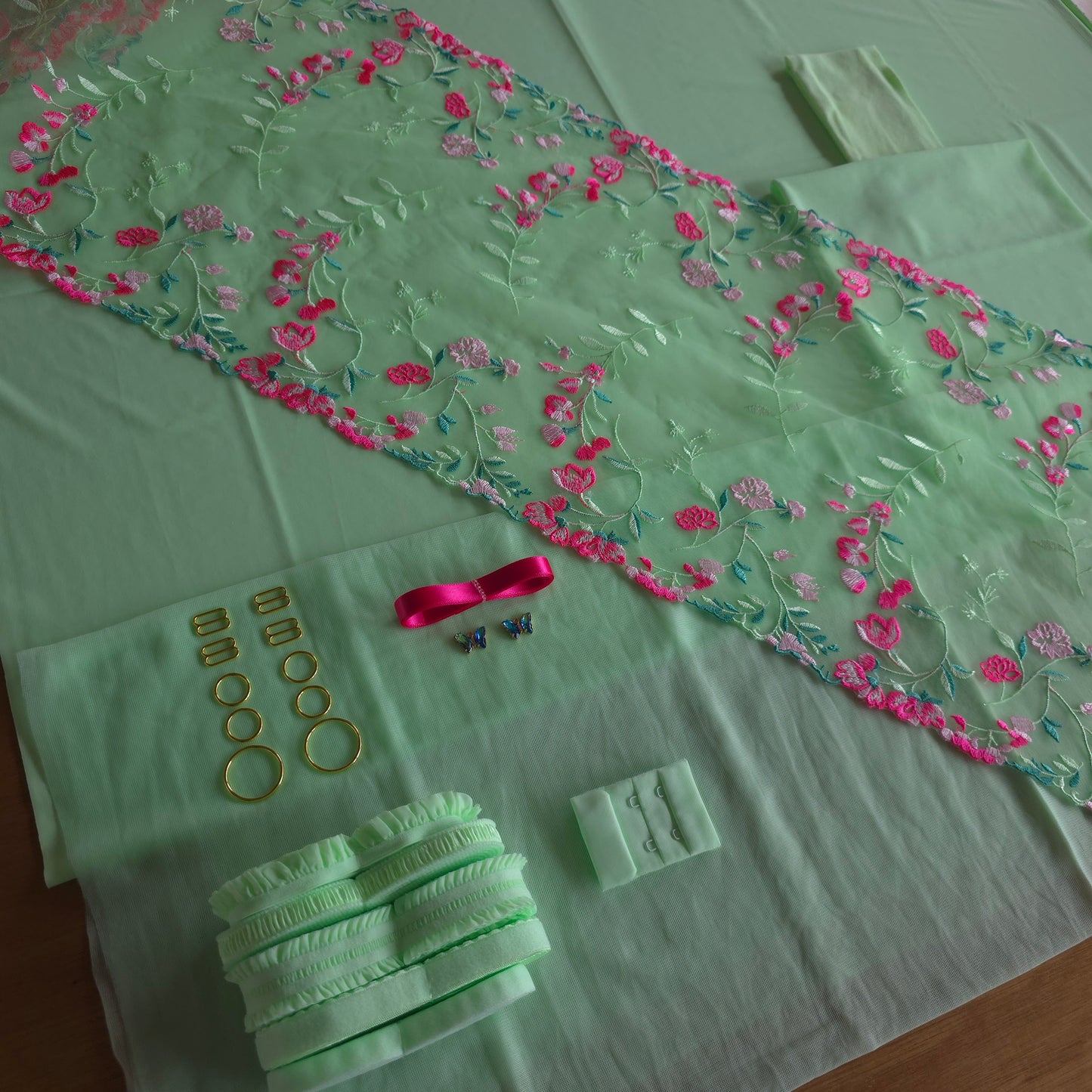 Extra goed gevulde lingerie kit "neon satisfaction"
