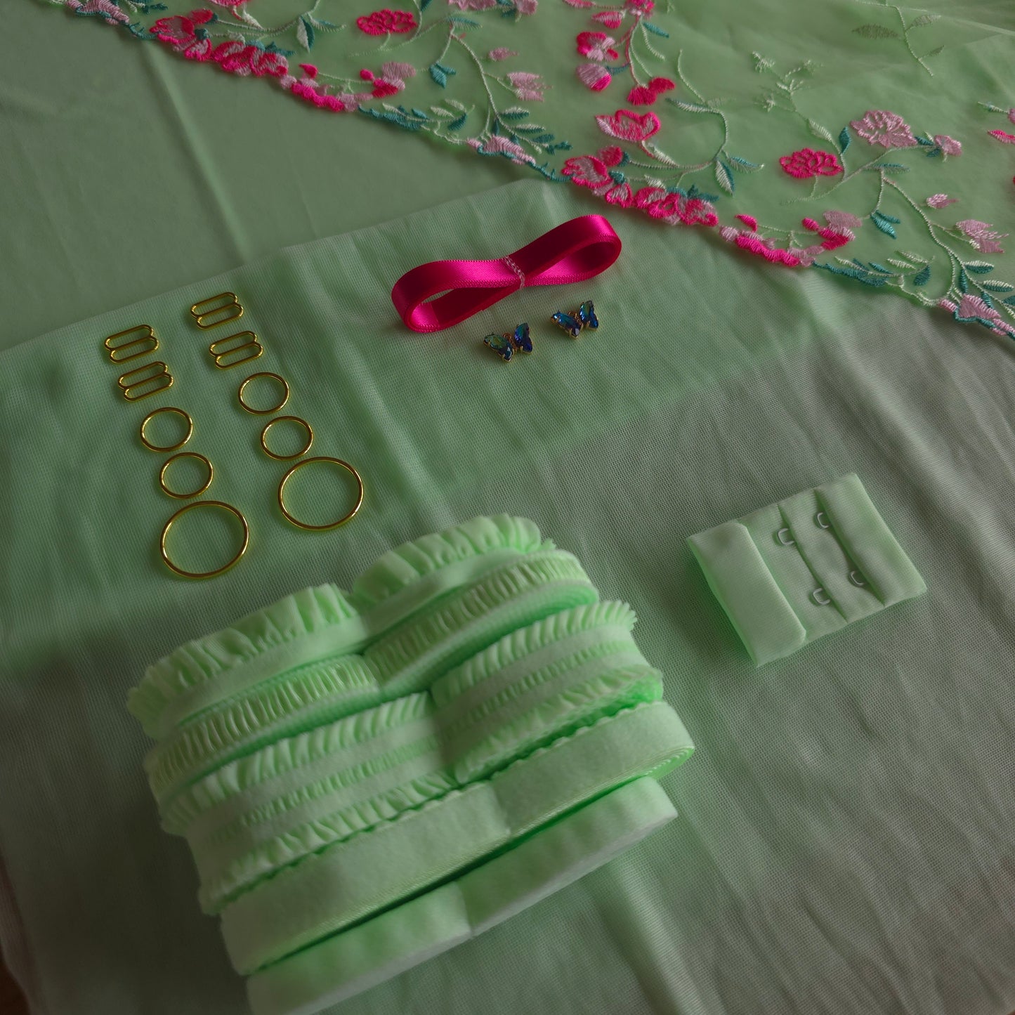 Extra goed gevulde lingerie kit "neon satisfaction"