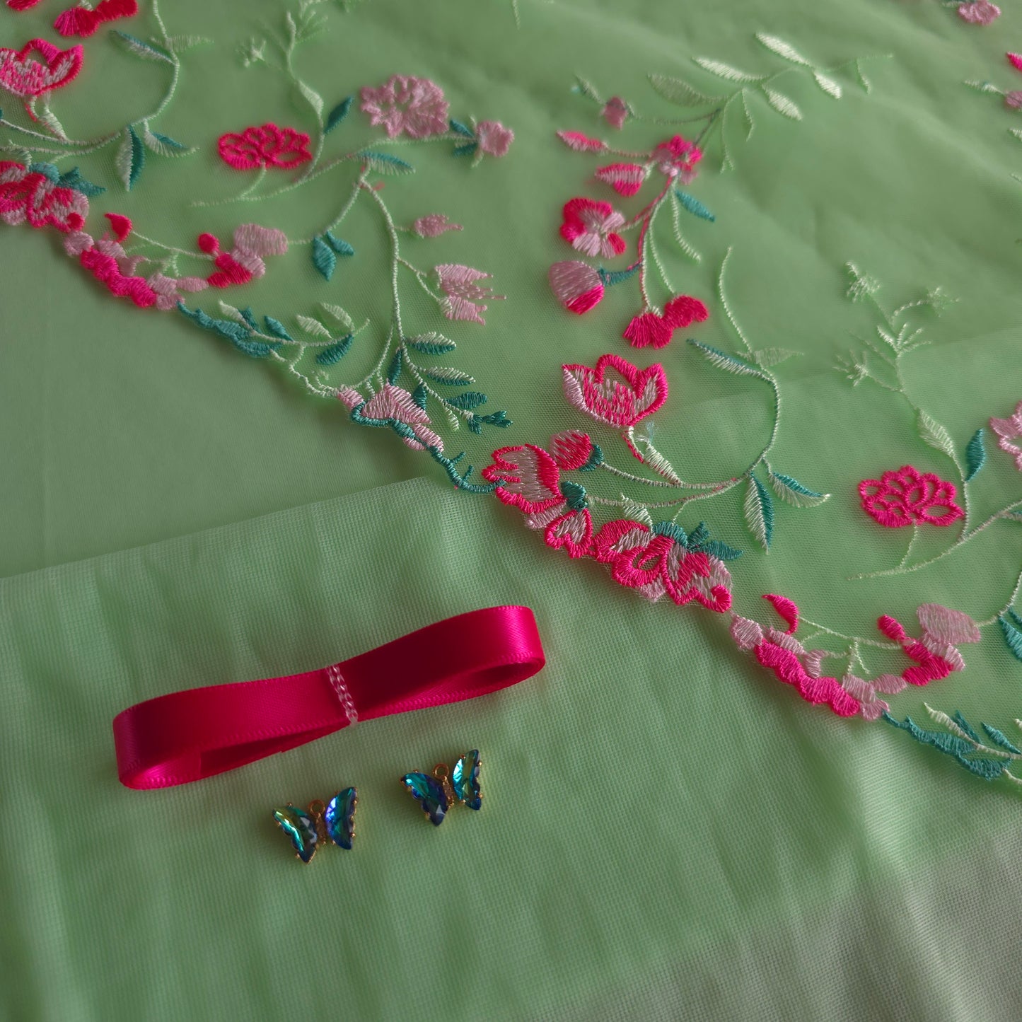 Extra goed gevulde lingerie kit "neon satisfaction"